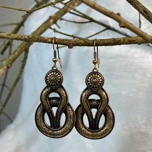 New in! antique looking BRAND-NEW hook earrings metal gold tone modern twist